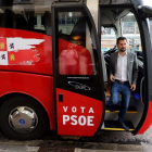 El candidato del PSOE a la Presidencia de la Junta, Luis Tudanca, en el autobús de la caravana electoral-ICAL