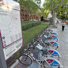 Un puesto de alquiler de bicicletas municipales en la Plaza Santa Cruz de Valladolid.-Miguel Ángel Santos