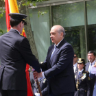 El ministro en funciones del Interior, Jorge Fernández Díaz, preside el acto de concesión del uso de la Bandera de España a la Jefatura Superior de Policía de Castilla y León .-ICAL