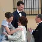 Fotografía de archivo de los abuelos maternos de la reina Letizia, Francisco Rocasolano y Enriqueta Rodríguez, saludando a su nieta y al entonces Principe Felipe, durante la recepción previa a la cena de gala con motivo de la boda de los actuales reyes.-Foto: EFE/ ARCHIVO