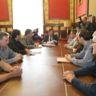 El alcalde de Valladolid, Óscar Puente, se reúne con representantes de los trabajadores de Lauki.-Diego de Miguel / ICAL