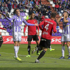 Juan Villar y Jordán lamentan una ocasión desaprovechada ayer en Zorrilla al estorbarse entre ambos en una jugada clara de gol.-PABLO REQUEJO (PHOTOGENIC)