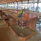 Dos trabajadores en la zona del mercado del Val que albergará los puestos.-J.M.LOSTAU