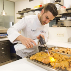 El cocinero burgalés Ricardo Temiño trabaja en la cocina de su restaurante.-ISRAEL L. MURILLO