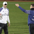 Zidane Cristiano hablan durante el entrenmiento de hoy del Madrid en el Yokohama Stadium.-AP / SHIZUO KAMBAYASHE