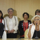La concejala Rita Maestre y la alcaldesa de Madrid, Manuela Carmena.-EFE / ALBERTO MARTÍN