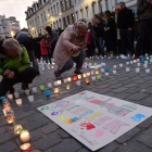 Velas por las víctimas de París en el distrito bruselense de Molenbeek.-AFP / EMMANUEL DUNAND