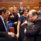 Juan Vicente Herrera abraza al consejero de Economía, Tomás Villanueva, en presencia de Josefa García Cirac y Antonio Sáez tras el pleno de investidura del candidato a la Presidencia de la Junta de Castilla y León-ICAL
