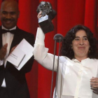 Arantxa Echevarría recine el Goya a la mejor dirección novel por Carmen y Lola.-EFE / BALLESTEROS