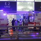 Ambulancias en la entrada del Aeropuerto de Estambul.-REUTERS
