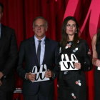 Antonio Asensio, con los tres premiados: Paco Arango, al frente de la Fundación Aladina, la ingeniera Rebeca Minguela y la modelo de tallas grandes Candice Huffine.-DAVID CASTRO