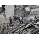 Equipos de rescate entre los escombros de Pescara del Tronto.-ANDREW MEDICHINI / AP