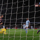 Suárez y Messi festejan el original gol de penalti indirecto que marcó el uruguayo al Celta en el Camp Nou.-AFP / JOSEP LAGO