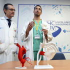El jefe de cardiología del Clínico, el doctor San Román (I), junto al doctor Amat (D), muestran los modelos en 3D.-ICAL
