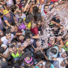 Una multitud de peñistas recibe un baño de agua durante la celebración del chúndara en Peñafiel.-J.M. LOSTAU