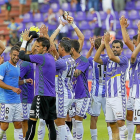 Los jugadores del Real Valladolid aplauden a la afición tras una victoria ante el Girona en Zorrilla.-J.M. LOSTAU