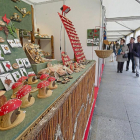 Visitantes contemplan los puestos de la XII Feria de Artesanía de Navidad, inaugurada ayer en la Plaza de Portugalete de Valladolid.-Pablo Requejo