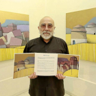 Manuel Sierra con algunos de los cuadros que expone en la galería Lorenzo Colomo-J. M. Lostau