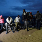 Inmigrantes bloqueados en la localidad de Ventimiglia.-Foto:   Massimo Pinca / AP / MASSIMO PINCA