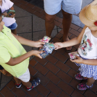 Dos niños intercambian cromos en Plaza España, Valladolid.- J. M. LOSTAU