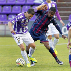 Bambock cierra el paso a Óscar en el partido disputado ayer en Zorrilla.-J. M. LOSTAU