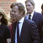 La actriz Felicity Huffman y su marido llegan al juzgado para recibir la sentencia, este viernes.-