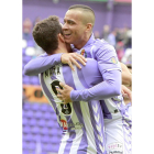 Mata felicita a De Tomás tras su segundo gol-J.M. Lostau