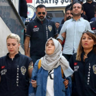 La policía escolta a una periodista detenida ante el juez en Estambul.-ALI AKSOYER