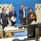 Óscar Puente, el director territorial y el director corporativo de Caixabank y la concejala de Servicios Sociales inauguran el ciberaula de Zona Sur.-J.M.LOSTAU