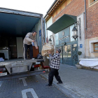 Dos trabajadores se llevan los enseres del Marqués de la Ensenada.-J. M. LOSTAU