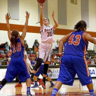 Amra Elezovic realiza un lanzamiento con la camiseta del Barry University de la NCAA II americana.-EL MUNDO