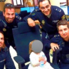 Los policías, con la niña en la comisaría.-CUATRO