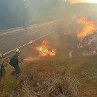 Los equipos de extinción trabajan para apagar las llamas del incendio de la Sierra de Gredos.-ICAL