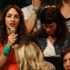 La actriz argentina Thelma Fardín (i) habla durante una rueda de prensa en Buenos Aires.-EFE