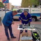 Técnicos de Telefónica, en los trabajos de instalación de fibra óptica en los hogares.-E.M.