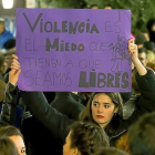 Una joven muestra su pancarta en una manifestación contra la violencia machista.-PABLO REQUEJO