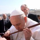 El Papa Francisco besa el bastón original de Santa Teresa de Jesús-Ical