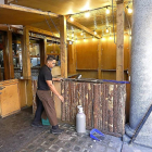 Un camarero ultima las preparaciones de una caseta, ayer.-J.M. LOSTAU