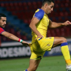 El jugador iraní Ehsan Hajsafí, del Panionios (a la izquierda) disputa el balón con Eyal Golasa, del Maccabi, en el partido disputado en Atenas el pasado día 3.-EFE