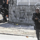 Miembros de la policia realizan este lunes 12 de junio un operativo contra el narcotrafico en una favela.-ANTONIO LACERDA