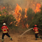 Bomberos tratan de extinguir las llamas del incendio que arrasa el Algarve portugués, este martes. /-MIGUEL A. LOPES (EFE)