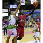 Jubril Adekoya lanza a canasta en el partido contra el Castellón.-J.M. LOSTAU