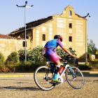 Un ciclista en una edición anterior de la prueba en Medina de Rioseco. / E M.