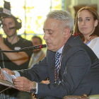 Jesús Presencio lee su intervención durante la constitución del Ayuntamiento con Pilar Vicente detrás.-J.M. Lostau