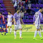 Jugadores del Real Valladolid lamentan uno de los cuatro goles del Levante, que lo festeja.-J.M.LOSTAU