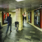 Carteles electorales en la estación de metro de la plaza de Cataluña-JULIO CARBO