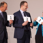 De izquierda a derecha, los tres candidatos a presidir la CDU, Friedrich Merz, Jens Spahn y Annegret Kramp-Karrenbauer.-JENS MEYER (AP)
