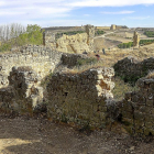 Las ruinas del Monasterio de El Bueso de Urueña, donde acaban de comenzar los trabajos de excavación, con la villa amurallada al fondo.-J.M. LOSTAU