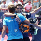 Martín Piñeiro abraza a su compañero Álex Ruiz (de espaldas) después de vencer a la pareja número 1.-EL MUNDO