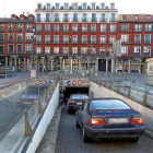 Entrada al aparcamiento de la plaza Mayor.-EL MUNDO